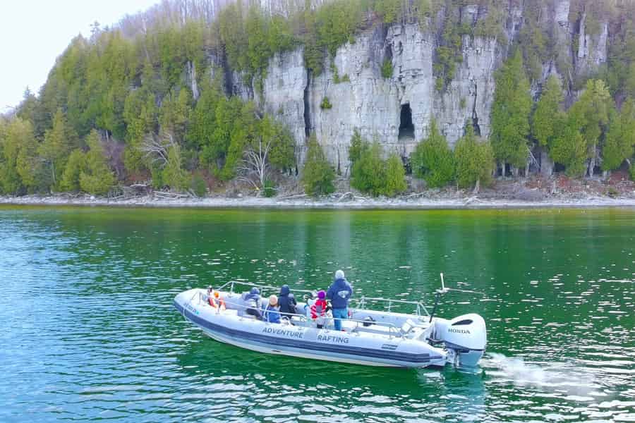 Zodiac-Abenteuer: Höhle und Leuchtturm in Door County. Foto: GetYourGuide