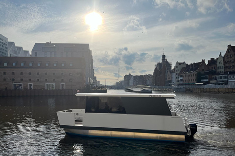 Novo ônibus aquático minúsculo no rio Motława em Gdańsk