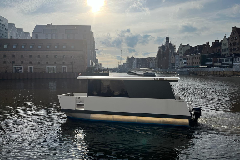 Nuevo autobús acuático diminuto en el río Motława de Gdańsk