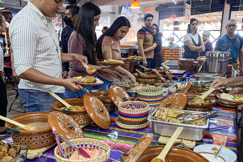 CDMX : Trajinera à travers Xochimilco avec des tacos, de la musique et des boissonsPas de transport
