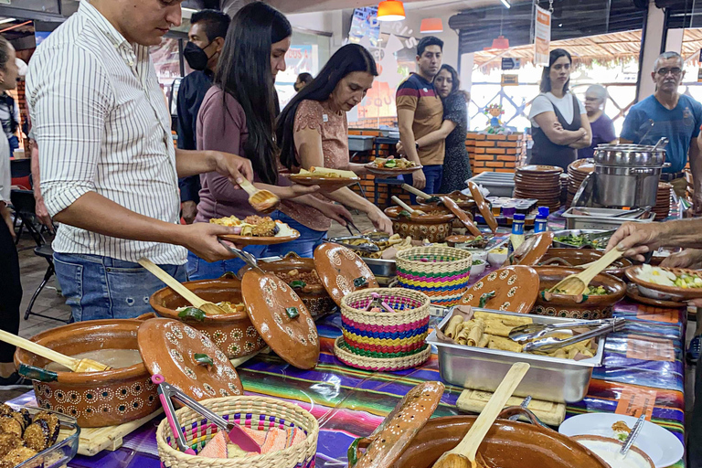 CDMX : Trajinera à travers Xochimilco avec des tacos, de la musique et des boissonsPas de transport