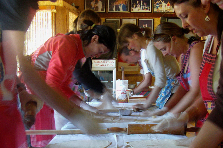 Cours de cuisine traditionnelle bosniaque à MostarCours de maître sur les bureks : Rouler, remplir, cuire