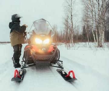 Överkalix: safari en moto de nieve con almuerzo y fika sueca
