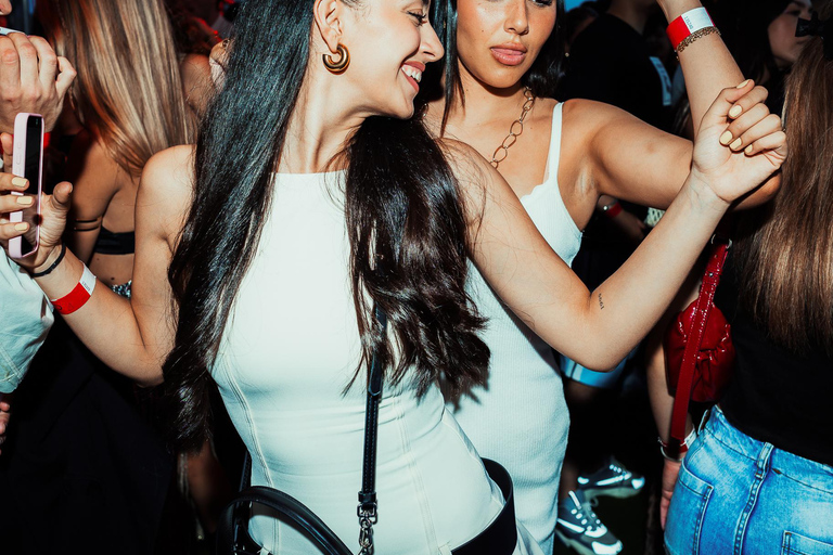 Barcelona: Beach Club Pool Party med DJ