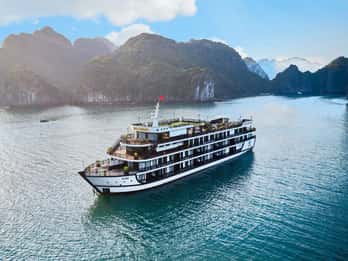 From Hanoi: 2-Day Cruise Trip with Private Balcony & Bathtub