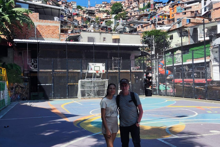 Medellin: Comuna 13 Graffiti Tour with Cable Car Ride