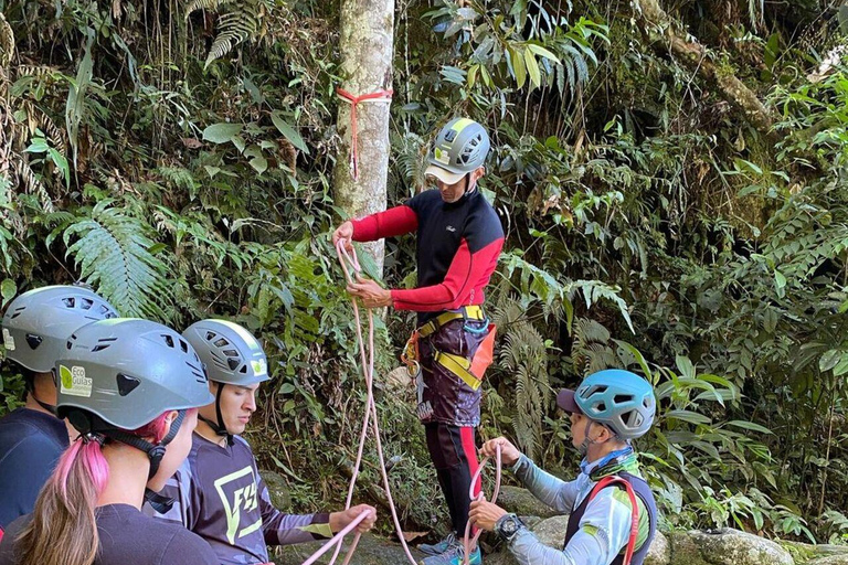 Extreem Canyoning ALL Inclusive bij MedellínRivier La Chorrera