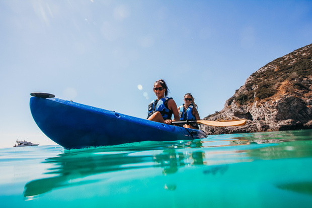 Sesimbra: tour guidato in kayak del parco naturale di Arrabida e delle grotte