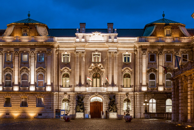 Buda, Budapest: Buda Castle promenad med Saint Stephen's Hall