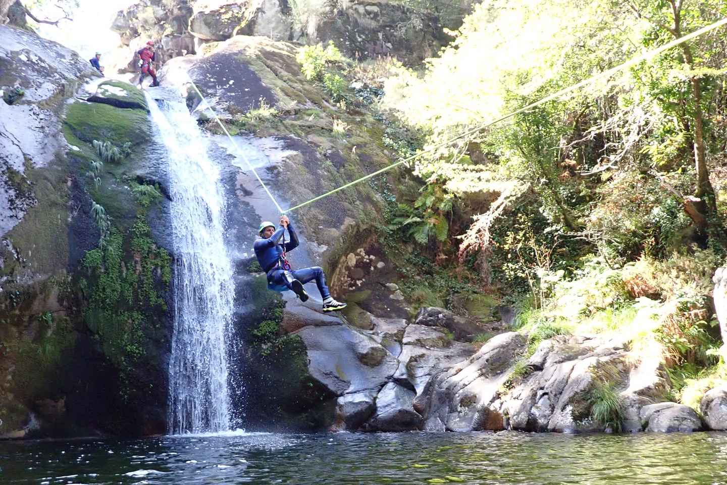 Aventura de barranquismo en el Parque Nacional Peneda-Gerês, Portugal