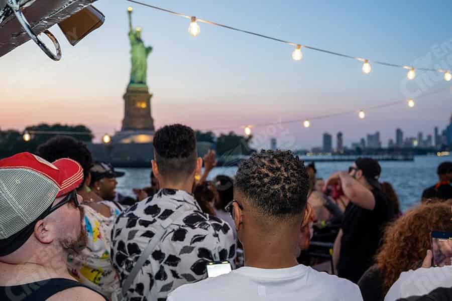 New York City: Yacht-Party-Bootsfahrten bei Sonnenuntergang (samstags) mit DJ und Getränken. Foto: GetYourGuide New York City: Yacht-Party-Bootsfahrten bei Sonnenuntergang (samstags) mit DJ und Getränken. Foto: GetYourGuide