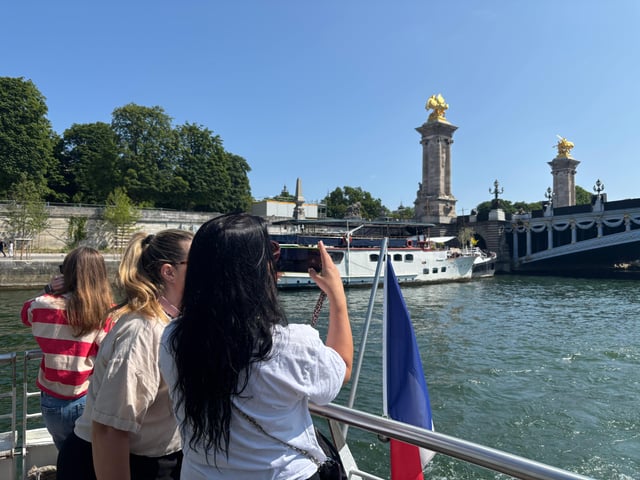 Paris: Hop-On Hop-Off Seine Cruise Pass with 9 Stops