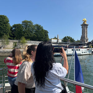 Paris: Hop-On Hop-Off Seine Cruise Pass with 9 Stops