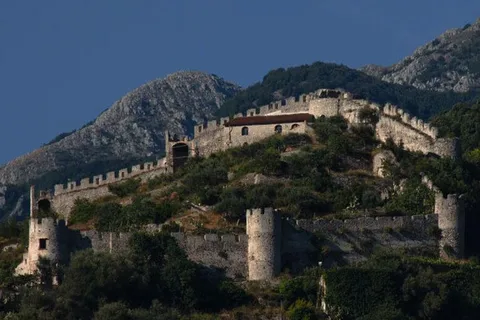 Maiori: Guided Visit to the Thoro Plano Castle and Tastings