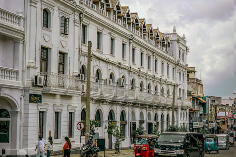Kandy: Vespa City Tour with Gelato and Optional Photoshoot