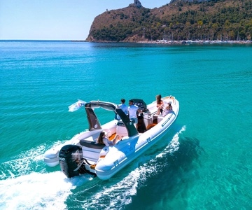 Cagliari: Boat tour with swim stops, Snorkeling & Prosecco