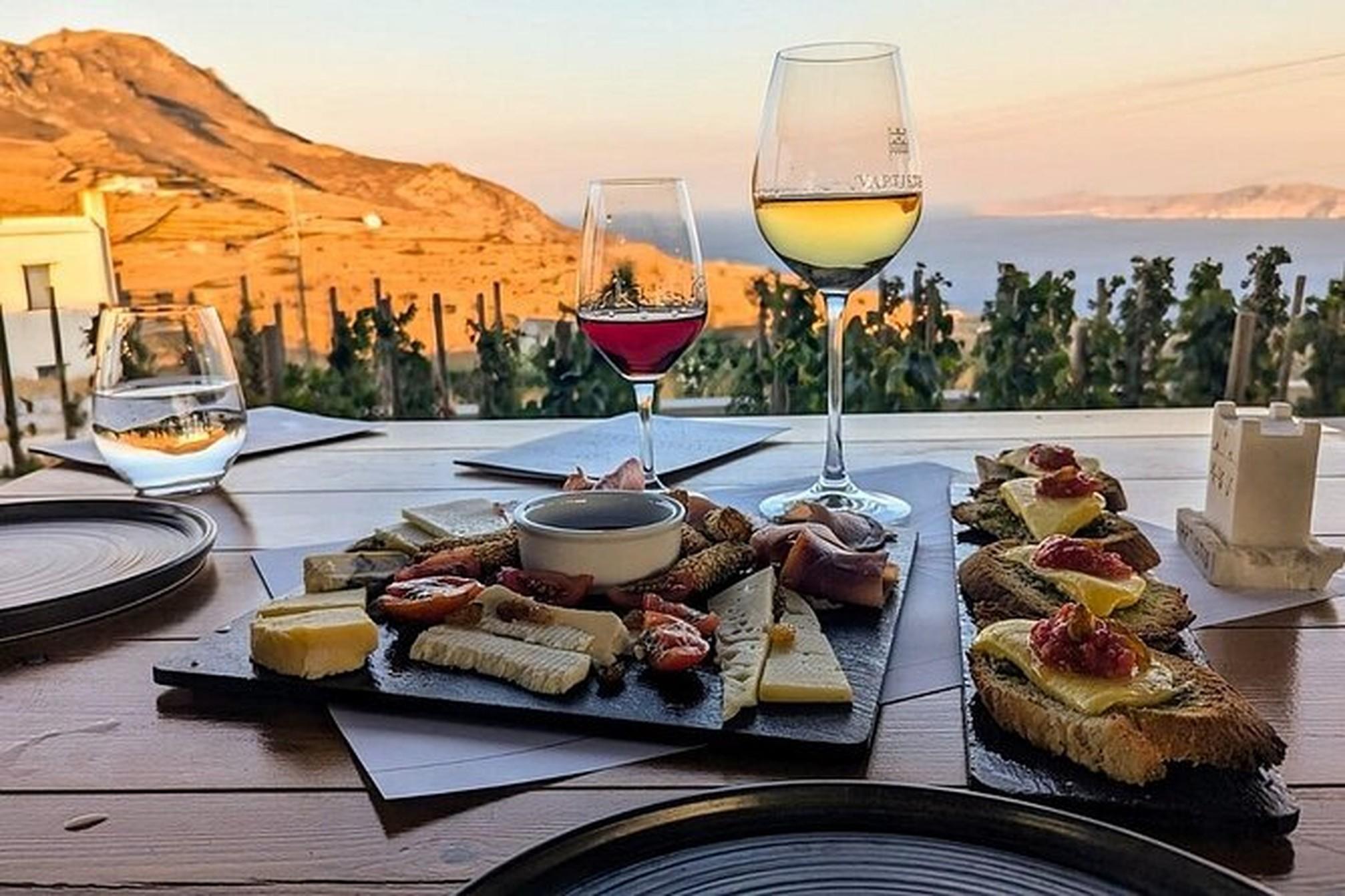 Tinos: Weinkellertour und Weinverkostung mit Snacks