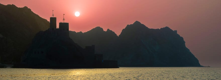 Mascate : Croisière au coucher du soleil avec le fort d'Al Jalali et le fort de Mirani