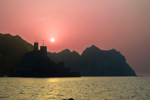 Muscat: Crociera al tramonto con il Forte di Al Jalali e il Forte di Mirani