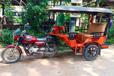 Cruzeiro em vilarejo flutuante no lago Tonle Sap e passeio de comida de rua