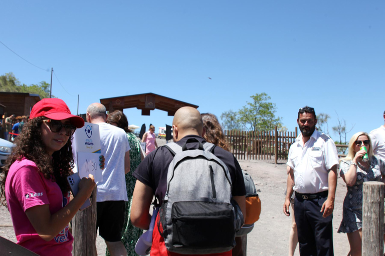 那不勒斯至维苏威火山巴士接送服务（含语音导览）从那不勒斯到维苏威火山巴士接送服务，附带语音导览