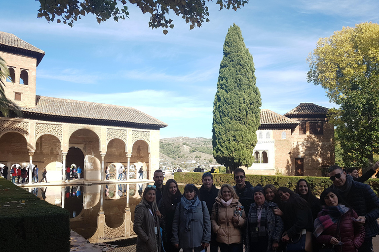 Alhambra: szybkie zwiedzanie ogrodów Generalife i AlcazabyAlhambra: ogrody Generalife i Alcazaba w trybie przyspieszonym