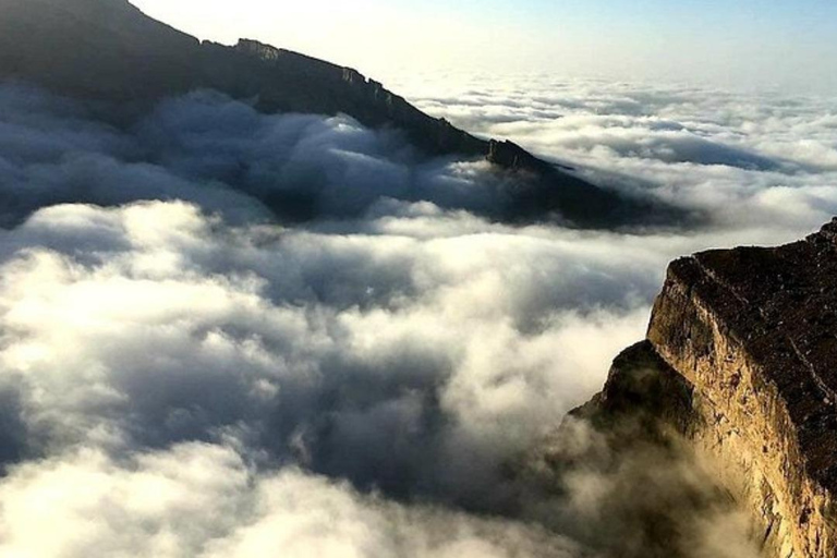 Muscat: Jebel Shams Balcony Walk & Wadi Nakhr Shared Tour