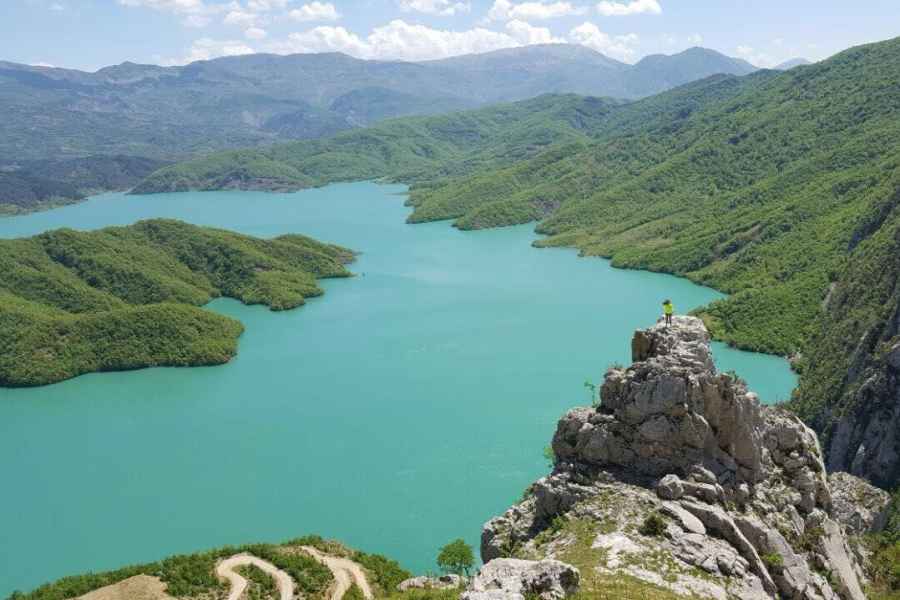 Von Tirana aus: Tagestour zum Bovilla-See mit Gamti-Bergwanderung. Foto: GetYourGuide