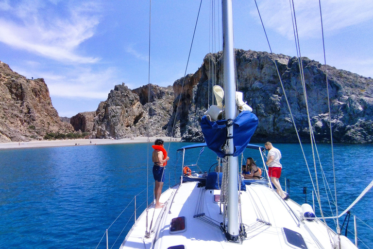 Sul de Creta: Passeio de um dia inteiro em barco à vela ao pôr do sol com petiscosDe Matala e Kokkinos Pyrgos