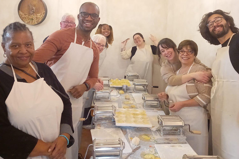 Nápoles: Clase de Cocina de Pasta y Tiramisú con Vino