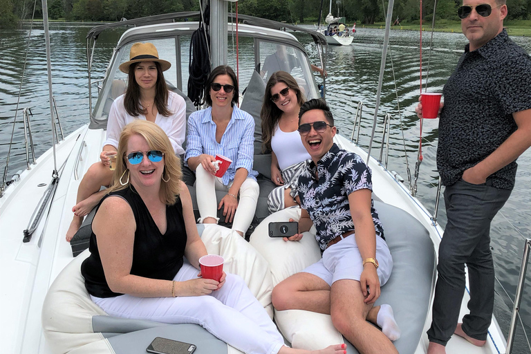 Toronto: Sailing Yacht Cruise of Toronto Harbor and Islands Shared 2-hour Day or Sunset Sailing Cruise
