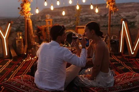 Giro al tramonto in cammello e cena di lusso con spettacolo di fuoco