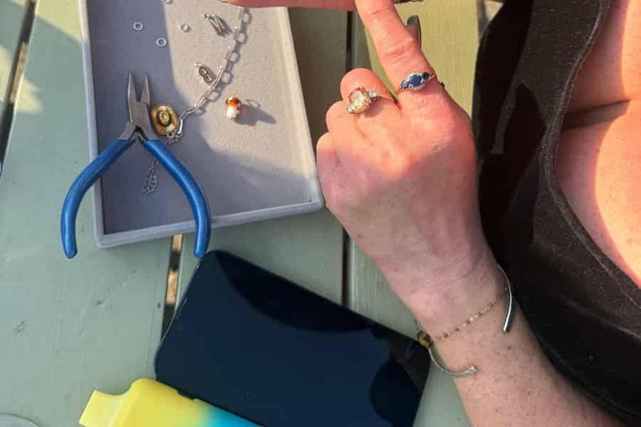 London: Schmuckherstellungskurs mit individuellem Charm-Armband. Foto: GetYourGuide