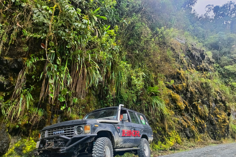 Ecuador: Vintage Toyota Land Cruiser 4x4. Rental with Driver