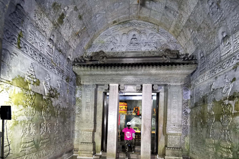 En dags östra Qing Tomb Tour med Peking engelska förare