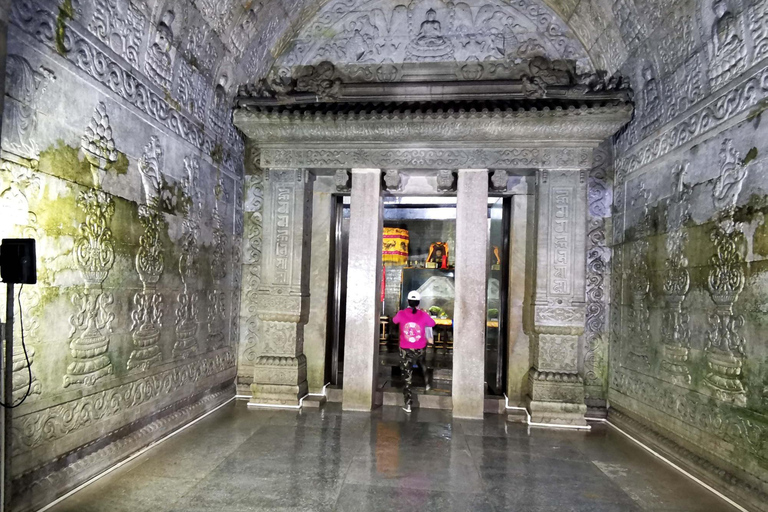 En dags östra Qing Tomb Tour med Peking engelska förare