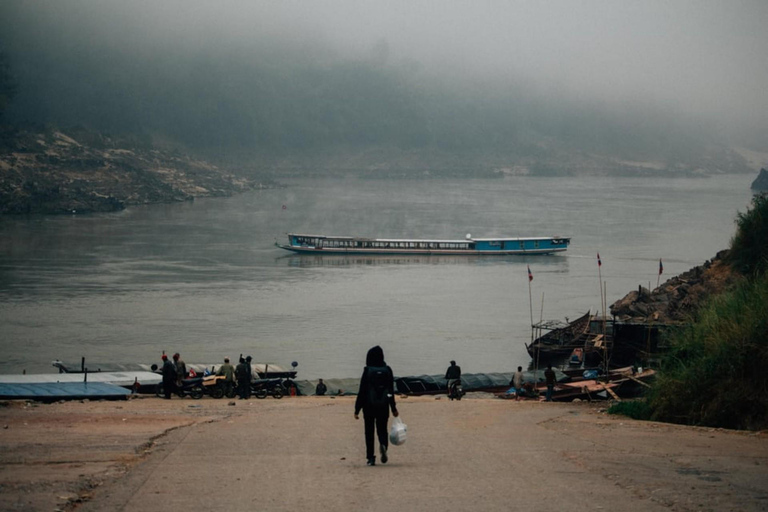 Chiang Rai: Luang Prabang 2-Day Slow Boat Transfer (Included Hotel) Chiang Rai: Luang Prabang 2Day by Slow Boat