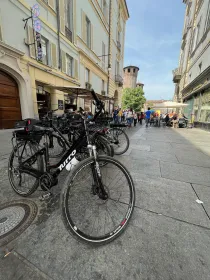 Turin: Fahrradtour durch die Innenstadt mit Gourmet Box und Wein