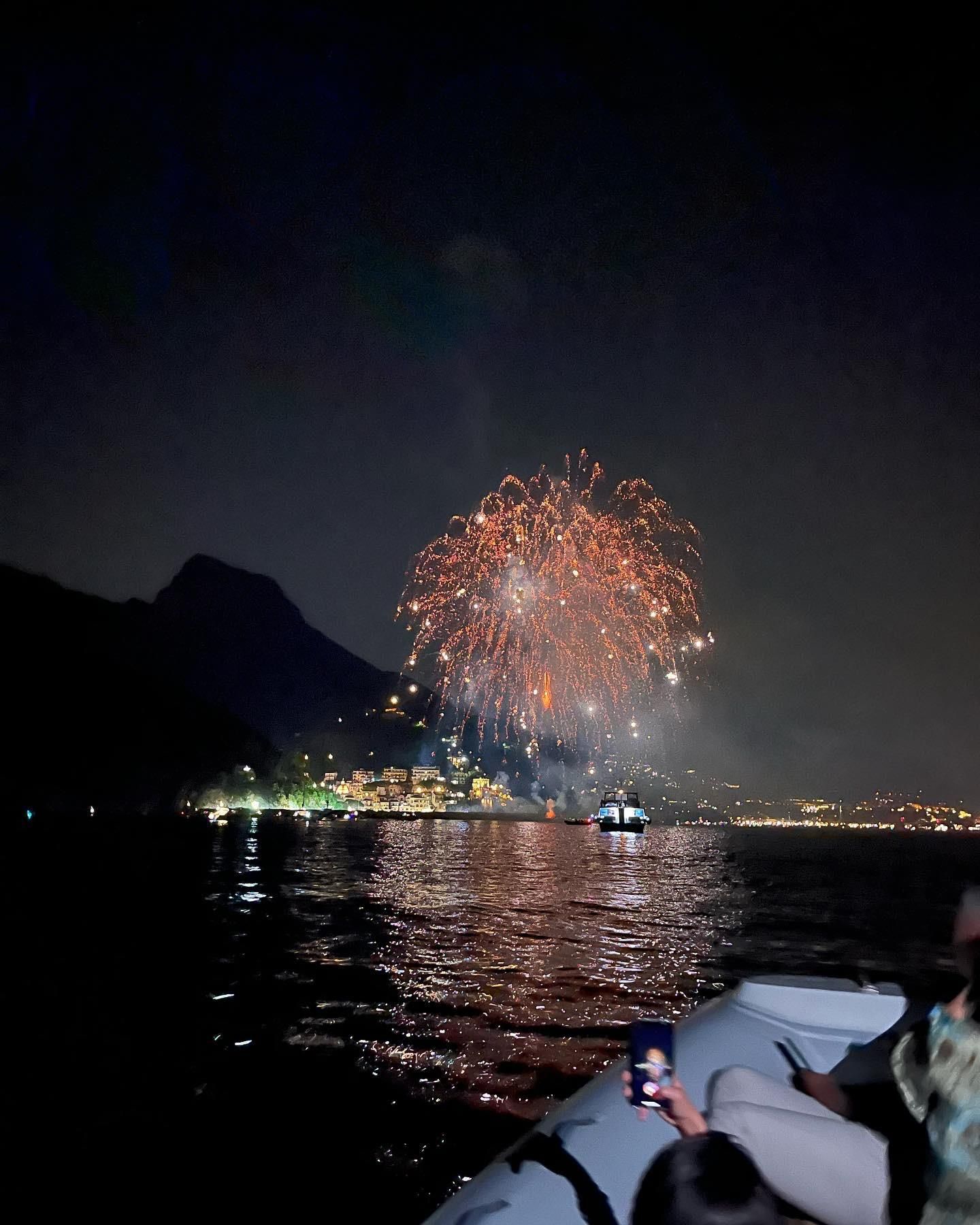 Feuerwerksshow auf dem Meer von Cetara mit Boot und Getränk