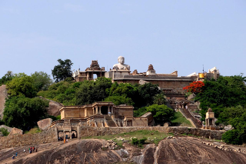 Depuis Bengaluru : Visite privée de Sravanbelgola, Belur et HalebiduVisite privée d'une journée de Bengaluru à Hassan