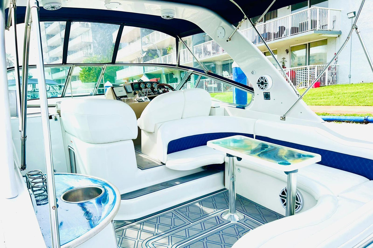 Yacht cruise Biscayne Bay, Miami Beach and Sand bar. 42Ft Yacht cruice Biscayne Bay, Miami Beach and Sand bar