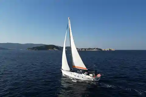Skiathos: Excursión en velero con almuerzo