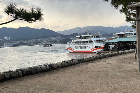 Hiroshima: visita al Parco del Memoriale della Pace e all&#039;Isola di MiyajimaHiroshima: persone con JR Pass o biglietti per il treno proiettile