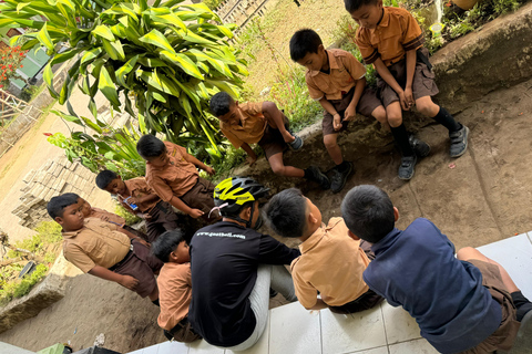 Ubud: Discesa in bicicletta con vulcano, terrazze di riso e pasto