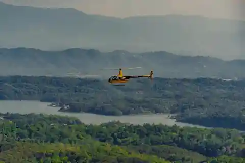 Greenville: Helicopter Tour of Lake Robinson and Mountains