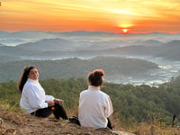 Da lat, achtervolgt de zonsopgang boven Misty Valley - ontbijt i - Housity