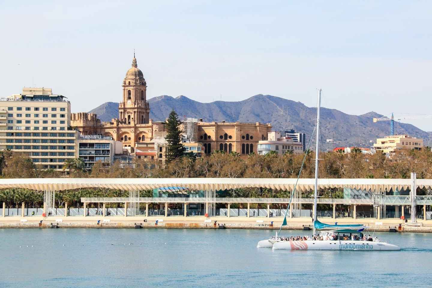 Paseo en Catamarán por la Bahía de Málaga con Parada para Nadar y DJ Opcional