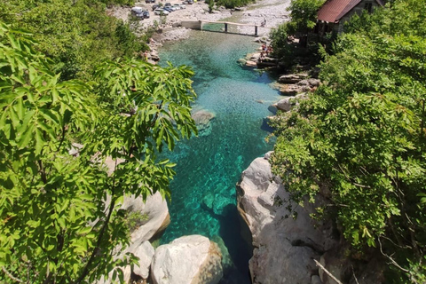 Tirana: Tour di un giorno delle Alpi albanesi e del villaggio di Theth con pranzo