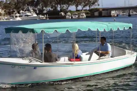 Newport Beach: Uthyrning av elektrisk båt med 12 passagerare