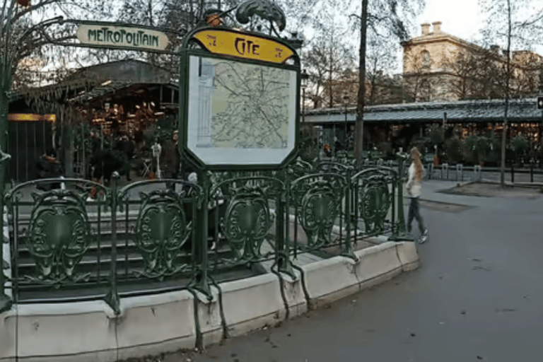 Paris: Notre-Dame Walking Tour with Complimentary Photos